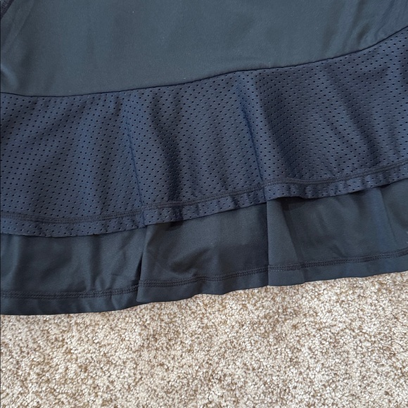 Tail black zip golf jacket with back ruffles. - Picture 5 of 5